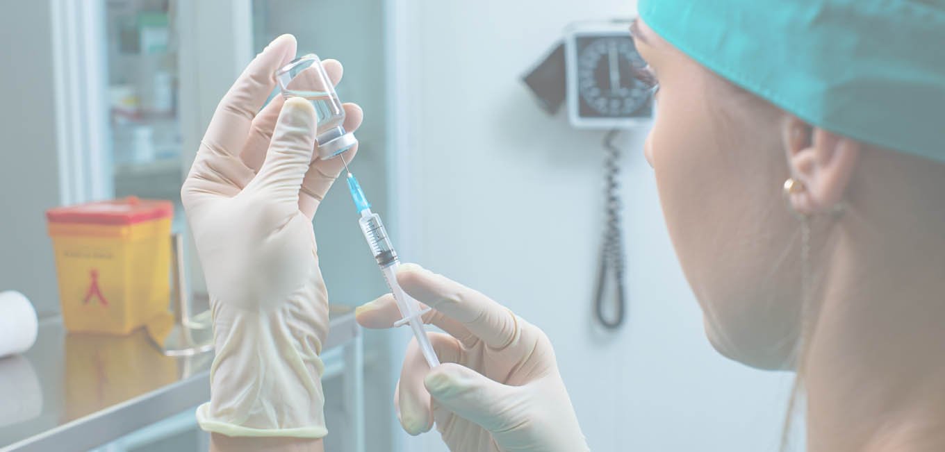 Женщина набирает препарат в шприц